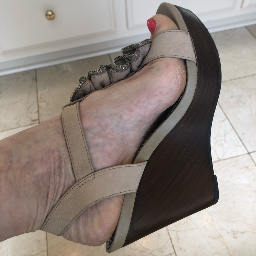 Gianni Bini Wedge Sandal, metal zipper ruffle detail, side buckle. Size 7.5. - Picture 6 of 13